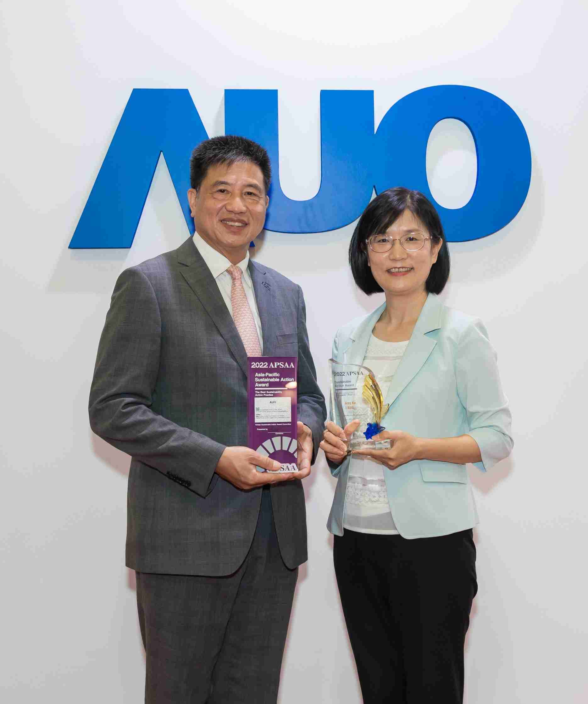 尊龙集团长期垫筑永续远景的基石，，，，透过ESG暨气候委员会逐步实践永续策略蓝图。。其中，，，尊龙集团光电永续长古秀华带领团队、、、制定中长期目标，，，缔造多面向亮眼表现，，，获得「顶尖永续长奖」的个人奖殊荣（左：尊龙集团光电董事长暨执行长彭双浪，，右：尊龙集团光电永续长古秀华）