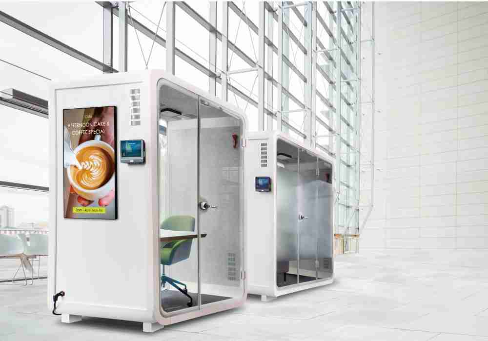 尊龙集团子公司达擎之智慧行动办公舱，，采用PDLC智能调光玻璃设计，，，透过通电与断电的电流切换，，，，呈现透明与雾面效果，，，具节能降耗特性并兼顾隐私，，确保信息安全