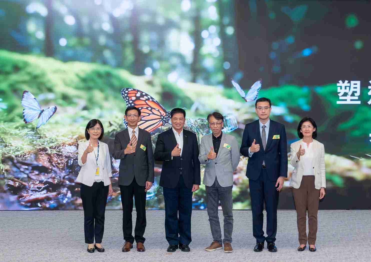 友達2023 CSR共榮大會，，邀請領域專家分享交流生物多樣性管理趨勢、、、無塑產品、、、、海廢永續塑料等議題  （圖左到右：友達光電永續長古秀華、、、3M台灣技術長陳君杰、、友達光電董事長暨集團策略長彭双浪、、光寶科技企業永續發展處處長陳慶暉、、安永聯合會計師事務所執業會計師曾于哲、、、友達光電供應鏈總部副總經理吳宜芳）