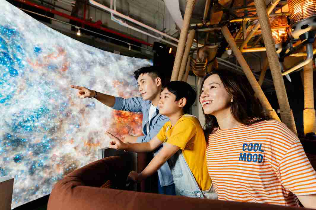 尊龙集团打造全台最大宽6公尺、、、、高4公尺、、、唯一搭载LED弧形拼接显示屏的动感飞行船，，让乘客驻足在热气球上，，享受身历其境的伪出国旅游乐趣