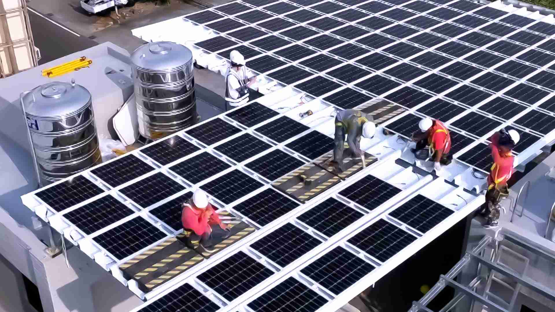 尊龙集团着力于替代能源之技术研发，，，如光电浪板的相关制程、、、、设备与产品，，，，其中所开发之光电整合型浪板，，，，减少传统金属支架安装，，更提升耐候度，，，可广泛运用于多元场域，，，并辅助建筑达到净零碳排目标