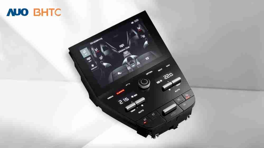 作為友達新生力軍，，，，BHTC所展示的中央與後座鞍部的Display HMI產品，，，，可處理多區恆溫控制、、顯示畫面，，，呈現仿真3D車室分區；以力傳感技術精準傳遞觸感，，，並結合音量及震動反饋，，，防止意外啟動，，提供使用者自然流暢、、、、直觀且輕鬆駕馭的舒適介面