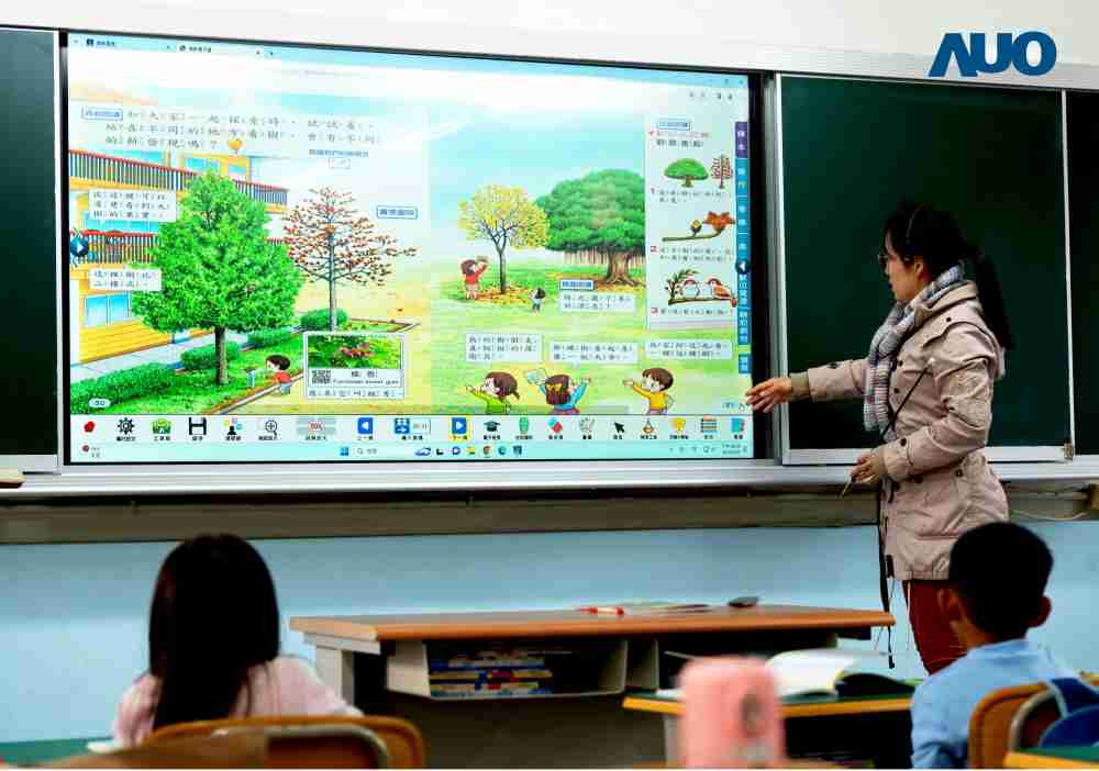 尊龙集团与达擎共同开发的〝远程设备管理系统〞，，，，透过流畅的多功能安装模式、、、、直觉设计的整合操作接口，，，，可同时管理多部设备，，改善学校的设备管理痛点