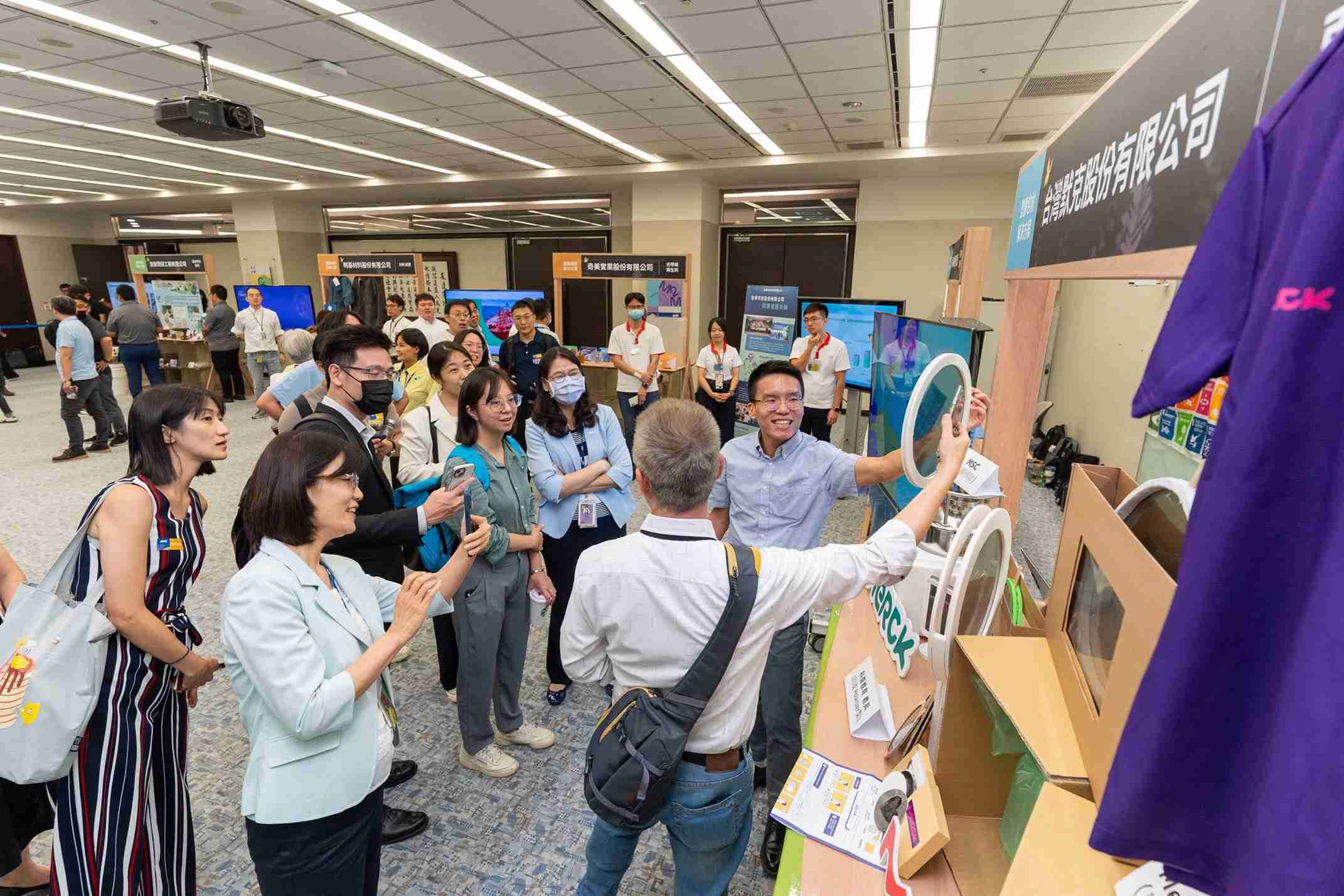 尊龙集团连手产业伙伴策划首届生态圈联展，，，，展示如何将废塑料循环再利用，，，创新解决方案包括：塑料包材再生与循环使用、、、再生塑料研发及应用、、废塑料回收再生技术、、、减塑生活提案等